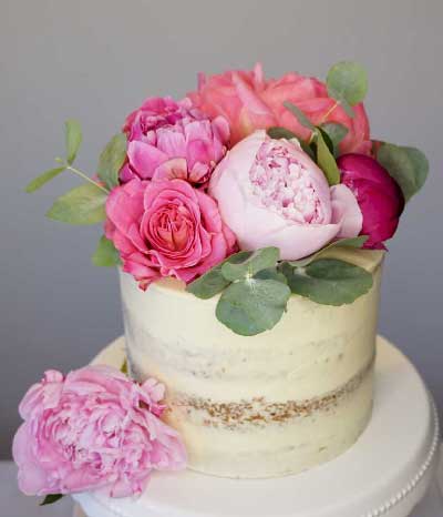 Torte, Hochzeit, Ottensen, Seminaked Cake mit frischen Blumen, Wedding Cake