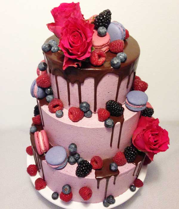 Torte ohne Fondant, Hochzeitstorte, Hochzeit, Torten, Konditorei, Wedding Cake, Drip Cake mit Beeren und frischen Blumen